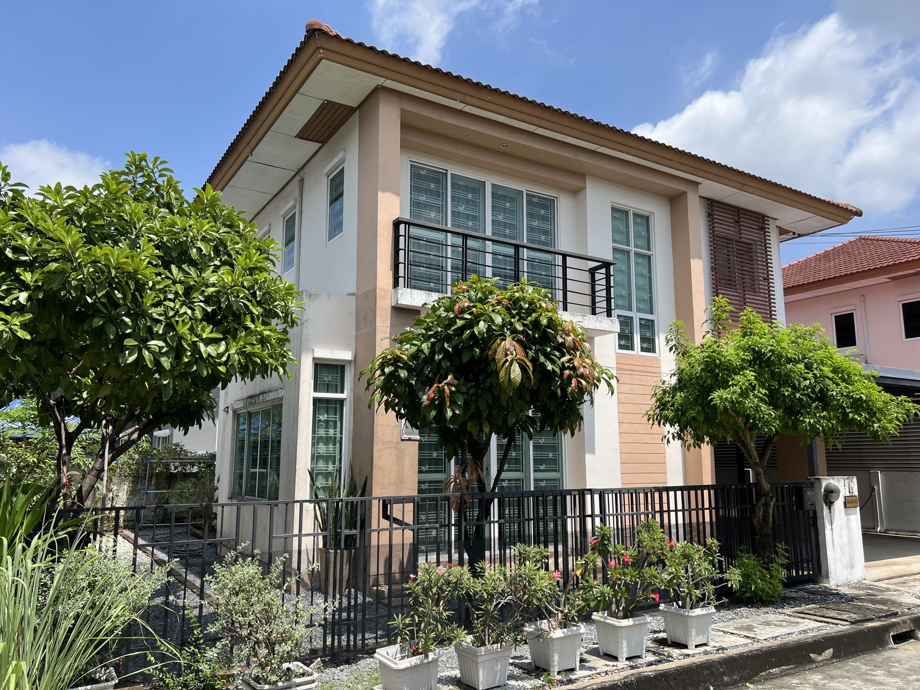บ้านเดี่ยว 2 ชั้น หมู่บ้านพร้อมพัฒน์กรีนโนวา มุมหน้าบ้านพร้อมโรงจอดรถ
